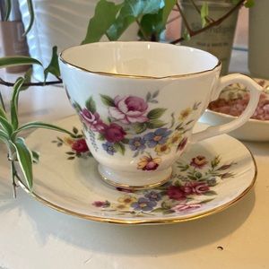 Gorgeous Old Fashioned Flowered Tea Cup & Saucer
